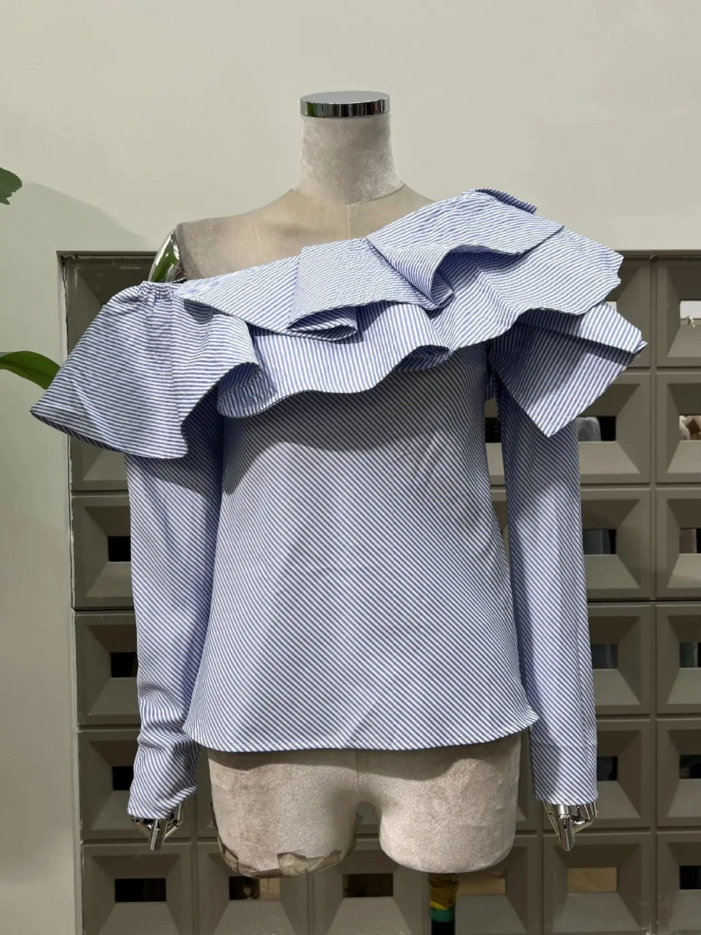 

Осенняя новая сексуальная блузка в полоску с открытыми плечами и длинными рукавами с рюшами и асимметричным вырезом, женские модные топы, модный шик