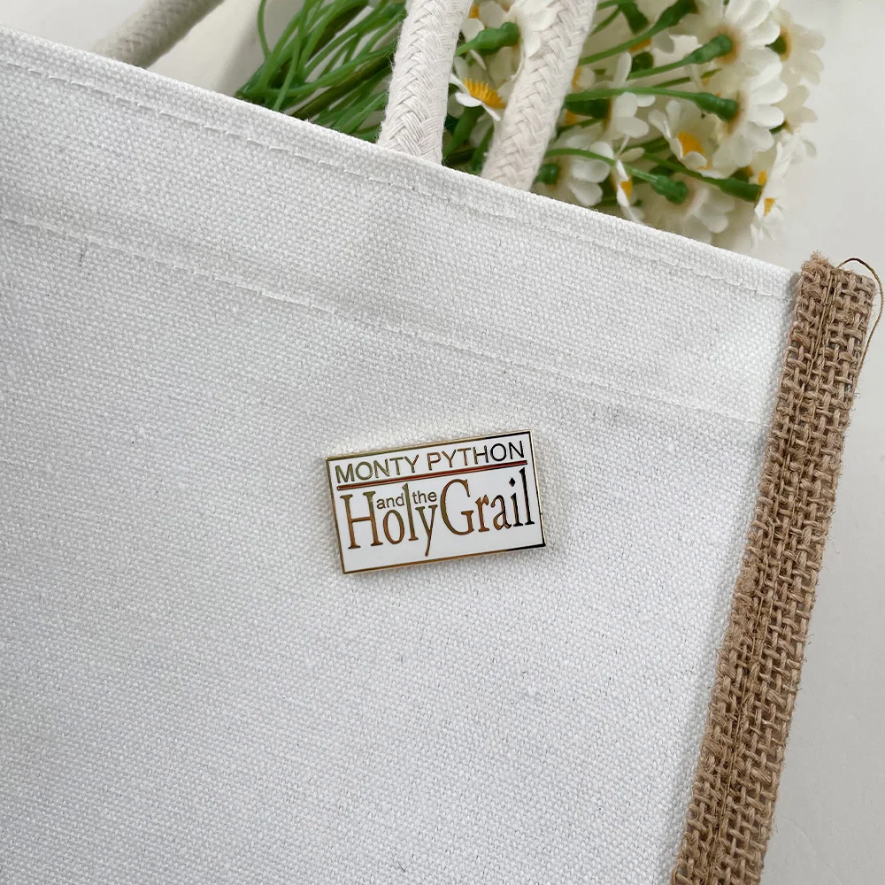 مونتي بايثون والكأس المقدسة شعار شارة مينا فيلم كوميدي التلبيب دبوس Absurd الفكاهة والمحظفي التاريخي هدية الإكسسوار #5
