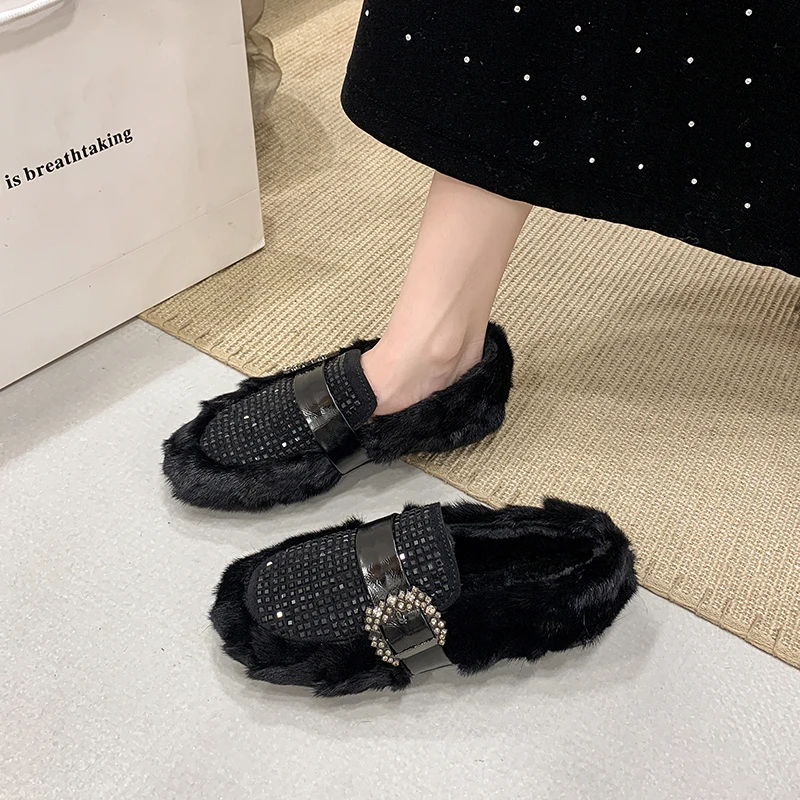 2026 Herbst/Winter Neue Plüschgefütterte Strass-Knopf-Pelzschuhe, Damen Mode Dickbesohlte Mule-Hausschuhe