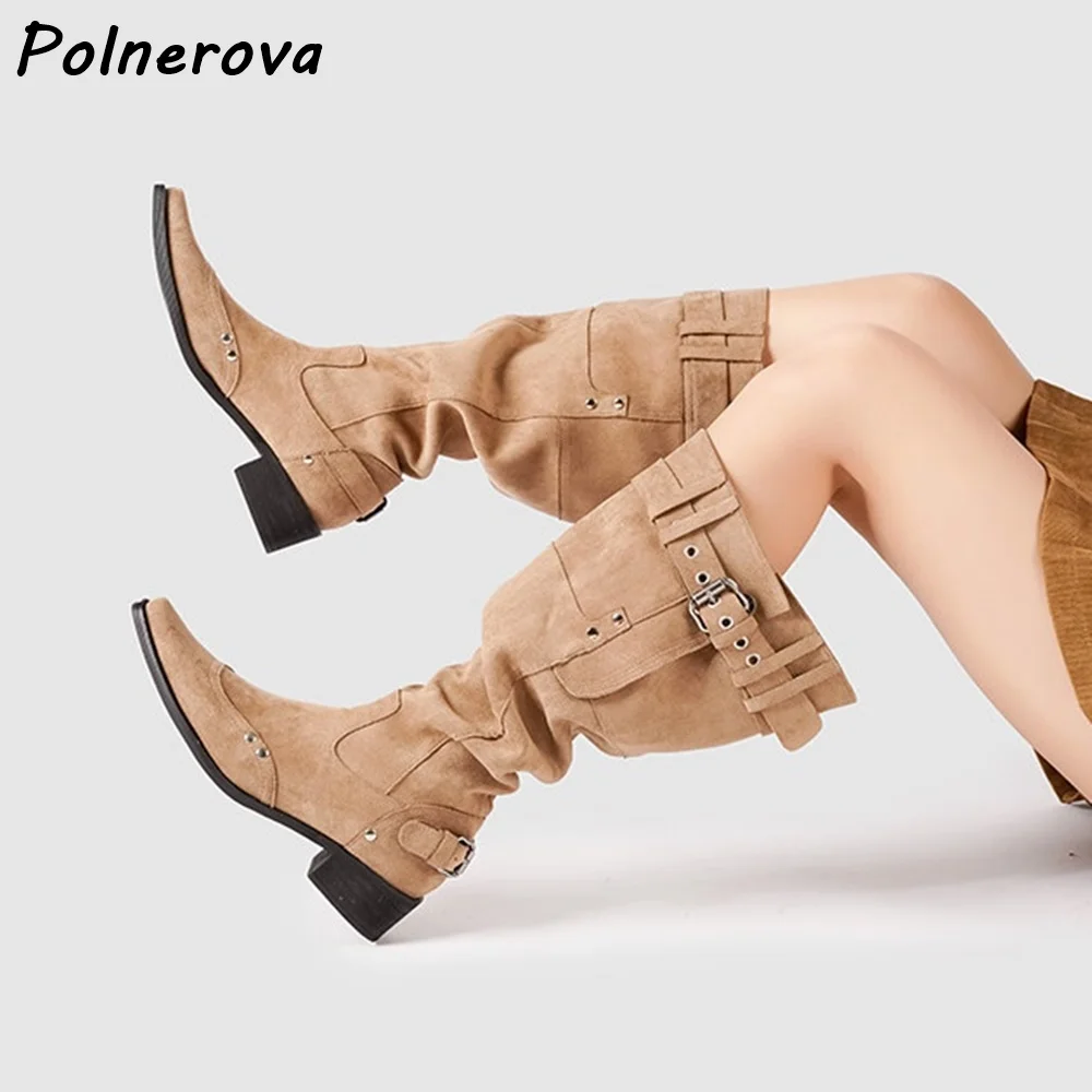 

Рыцарские сапоги с заклепками и пряжкой на ремне. Рыцарские сапоги с заклепками и круглым носком на массивном каблуке. Широкие сапоги до колена черного абрикосового цвета. Женская модная зимняя обувь.