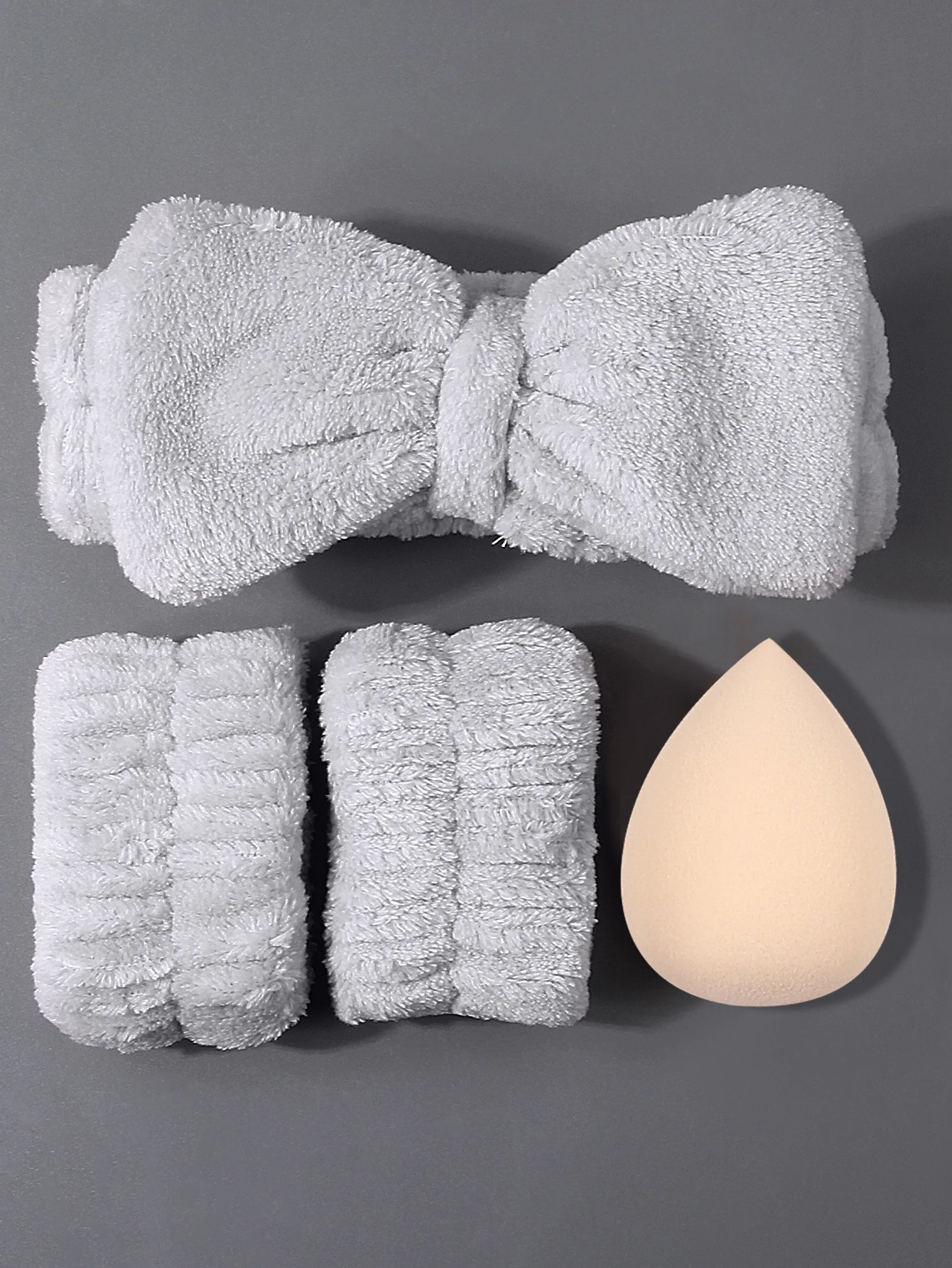 2025 Nuovo set di 4 strumenti per la cura della pelle e il trucco: include fascia per capelli con fiocco, braccialetto resistente all'acqua + set di spugna di bellezza e soffio per cipria