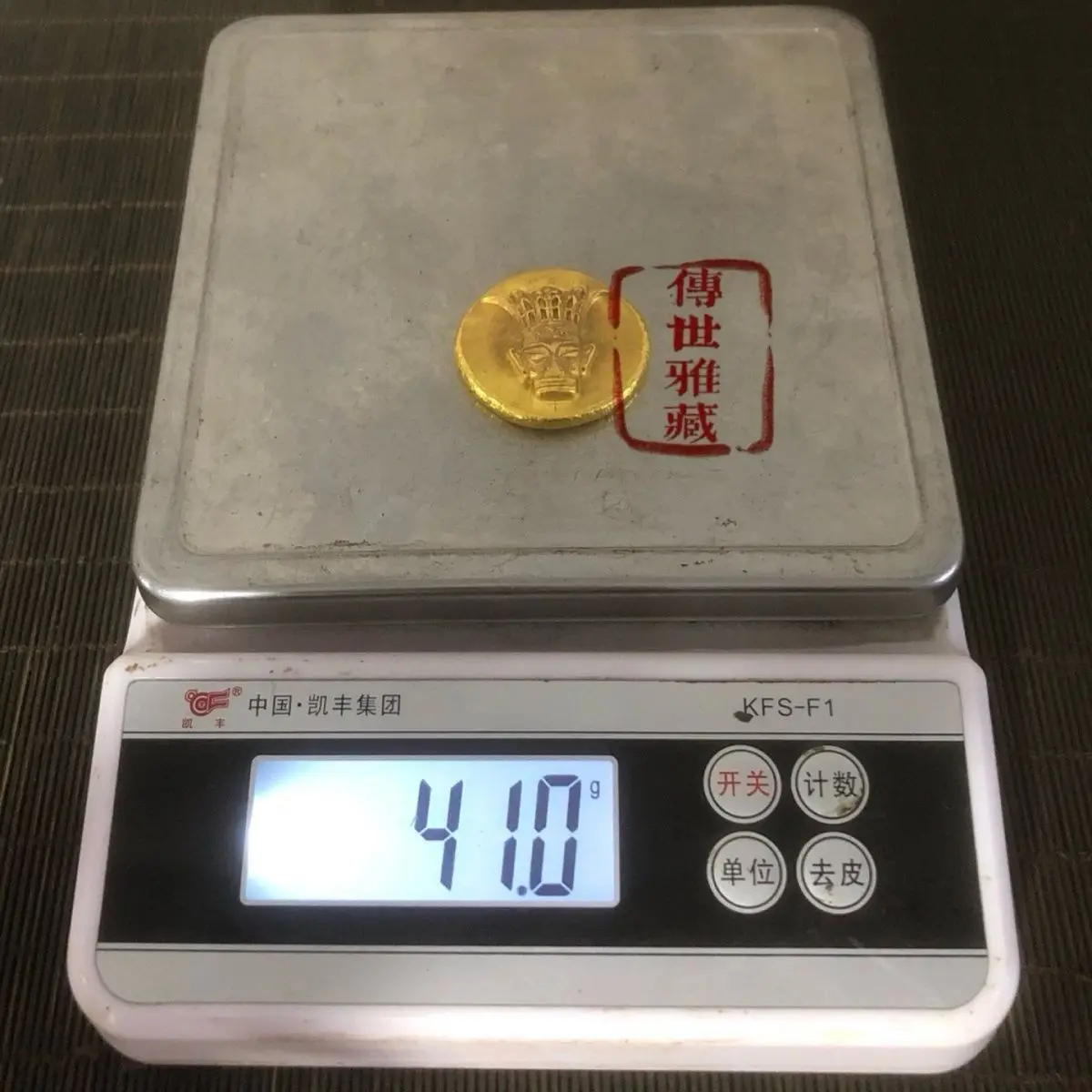 Solid gold-plated gold coins, with a warm and delicate patina that is spicy and aged