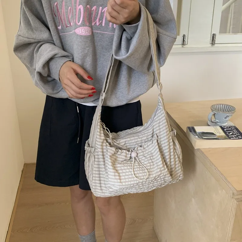 Koreanische Nylon Schulter Tasche Mode Einfache Plaid Zipper Tote Tasche Kordelzug Plissee Wolke Tasche Neue Pendler Umhängetasche Umhängetasche – Detail 8