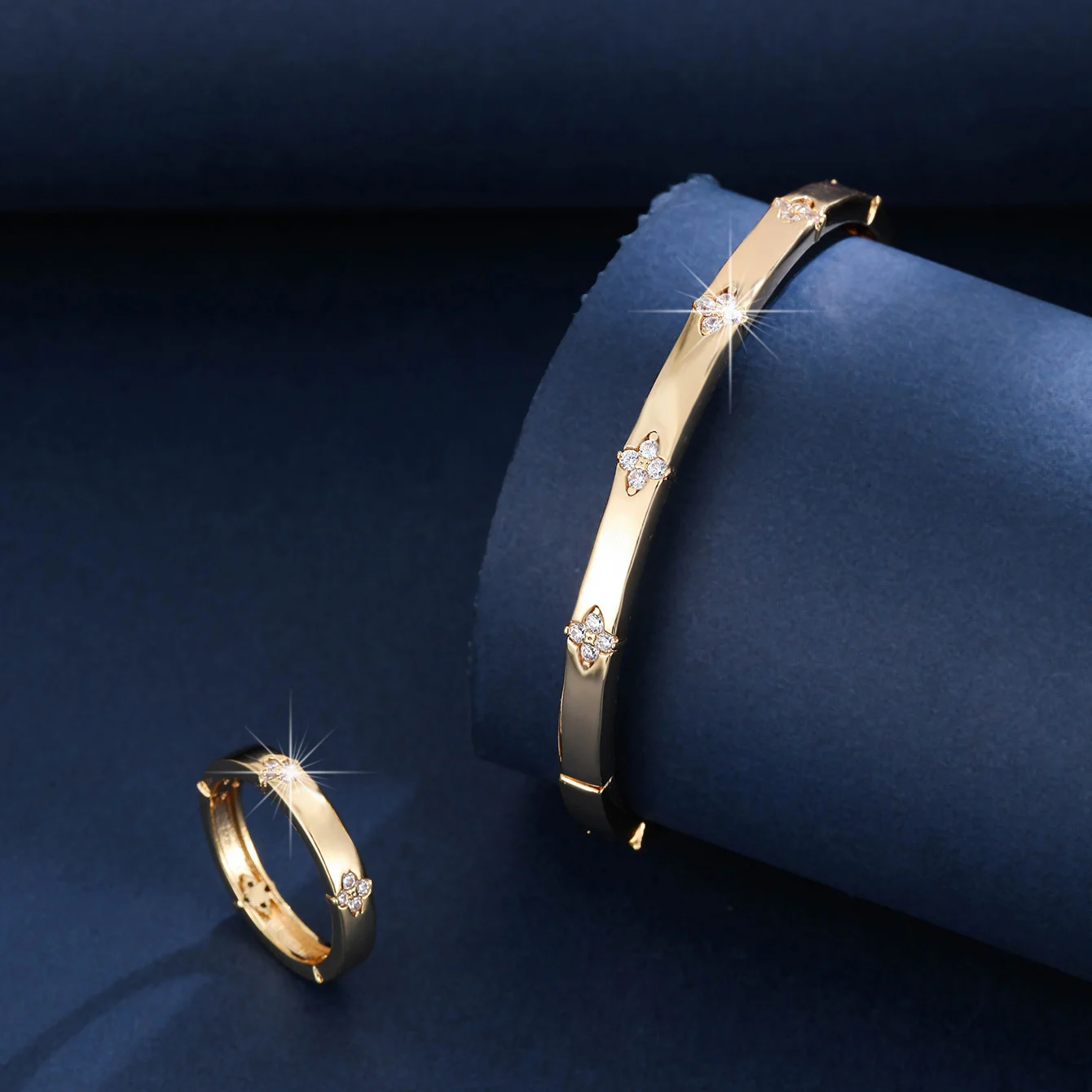 

2025 New Cubic Zirconia FourLeaf Flower Set for Women Office Parties Friend Gifts Jewelry Accessories