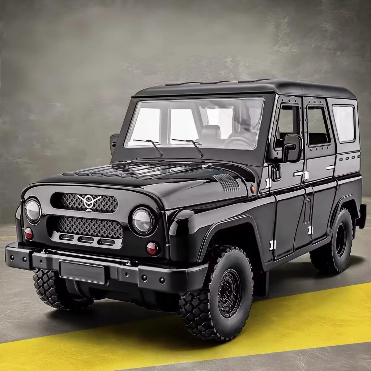 

1/18 UAZ Hunter SUV Alloy Car Model Diecasts Metal Classic Off-road Vehicles Car Model Simulation Sound and Light Kids Toys Gift