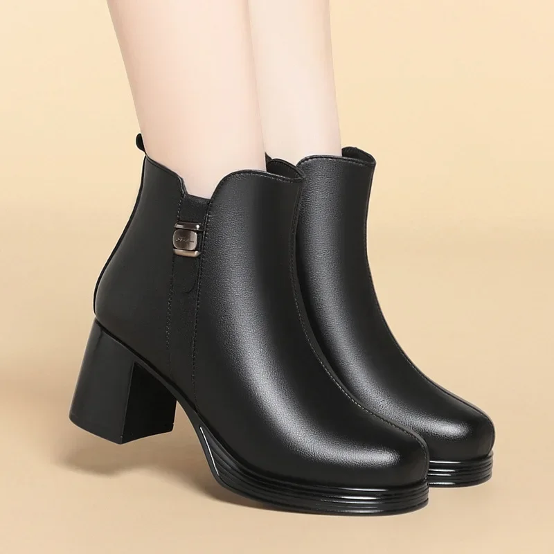 6 سنتيمتر كل مباراة أحذية نسائية أنيقة بوط من الجلد الطبيعي شتاء 2025 ميد كتلة الكعوب الدافئة قصيرة الفراء حذاء من الجلد لمكتب أمي