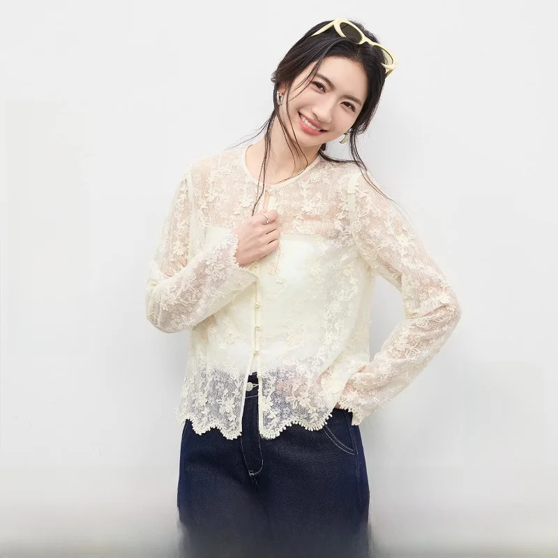 

Элегантная женская блузка с круглым вырезом, кружевом, вышивкой, полупрозрачными элементами и жемчужными пуговицами, коллекция Весна 2026