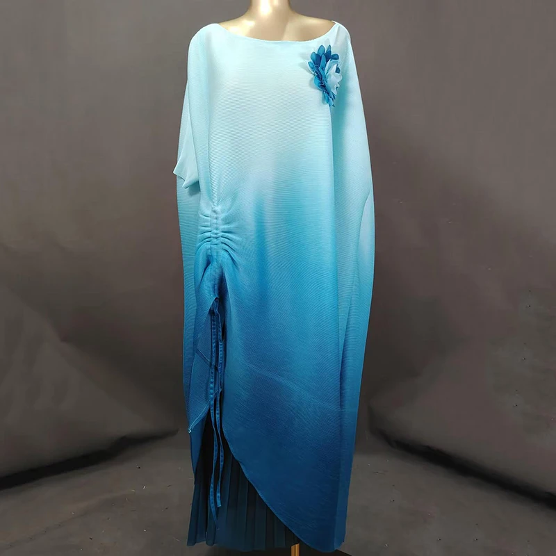 ชุดเซ็ต 2 ชิ้น ดีไซน์จีบพลีท YFPF Miyake สำหรับผู้หญิง ลายไล่สี พร้อมเชือกผูกเอว แต่งลายดอกไม้ 3 มิติ ตัดต่อผ้า ชุดเดรสยาว แฟชั่นฤดูใบไม้ร่วง 2025 เสื้อผ้าใหม่