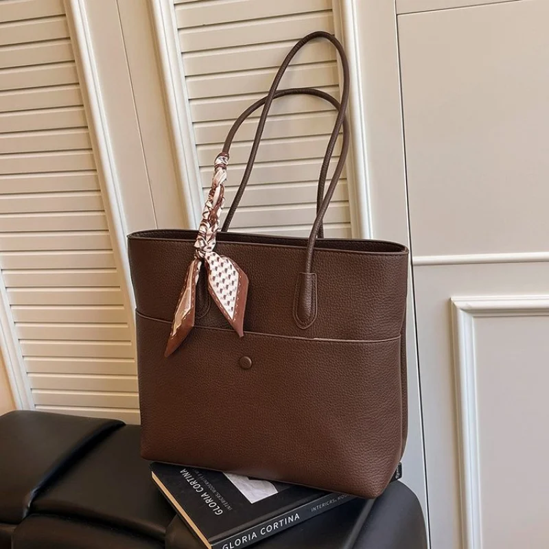 

Vintage Inspired Leather Messenger Bag For Women With Crossbody Strap For Practical Daily Use