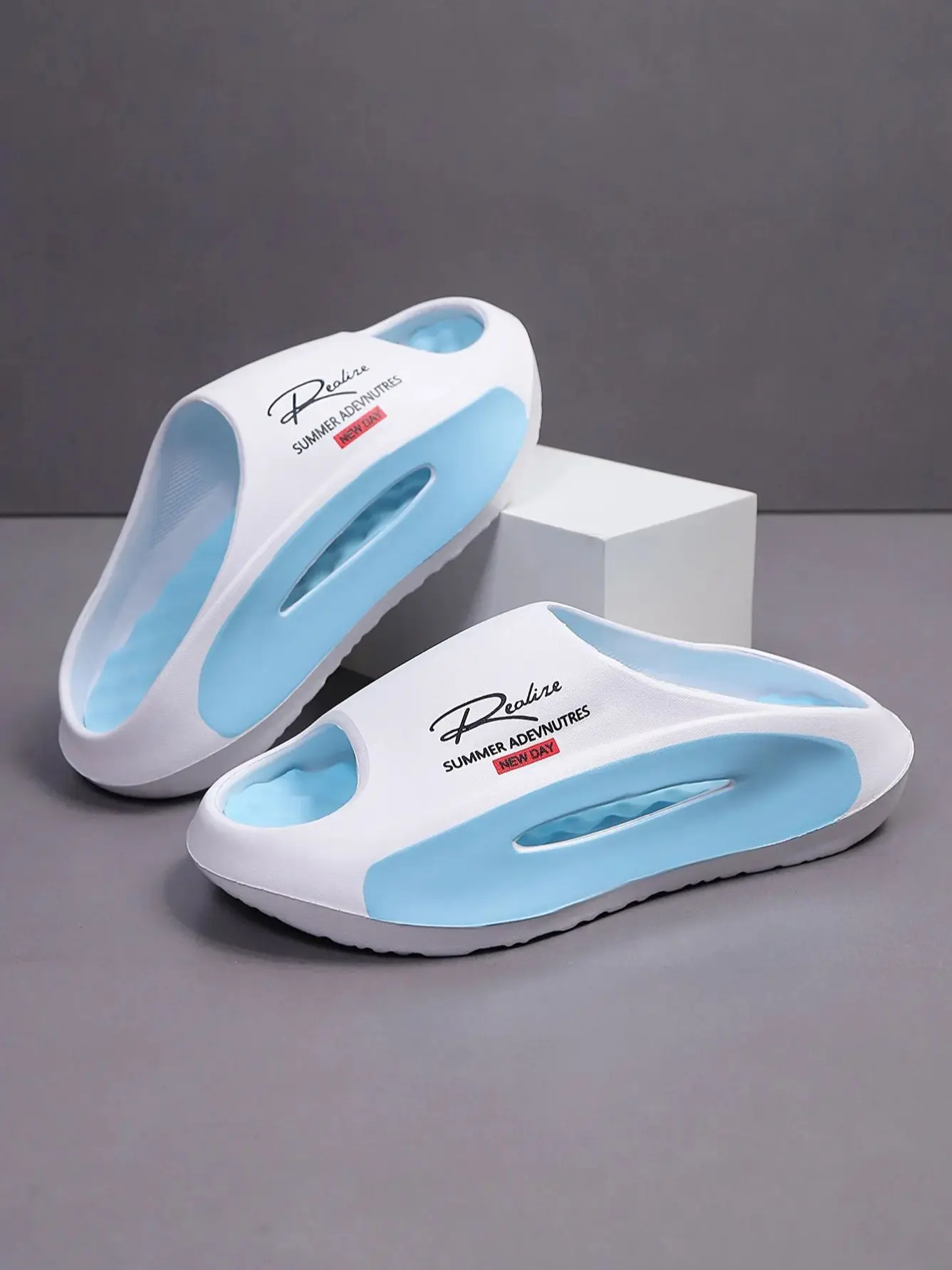 Pantoufles de sport pour hommes – Diapositives légères antidérapantes EVA avec graphique « Aventures d'été New Day », design à bout ouvert pour intérieur/extérieur