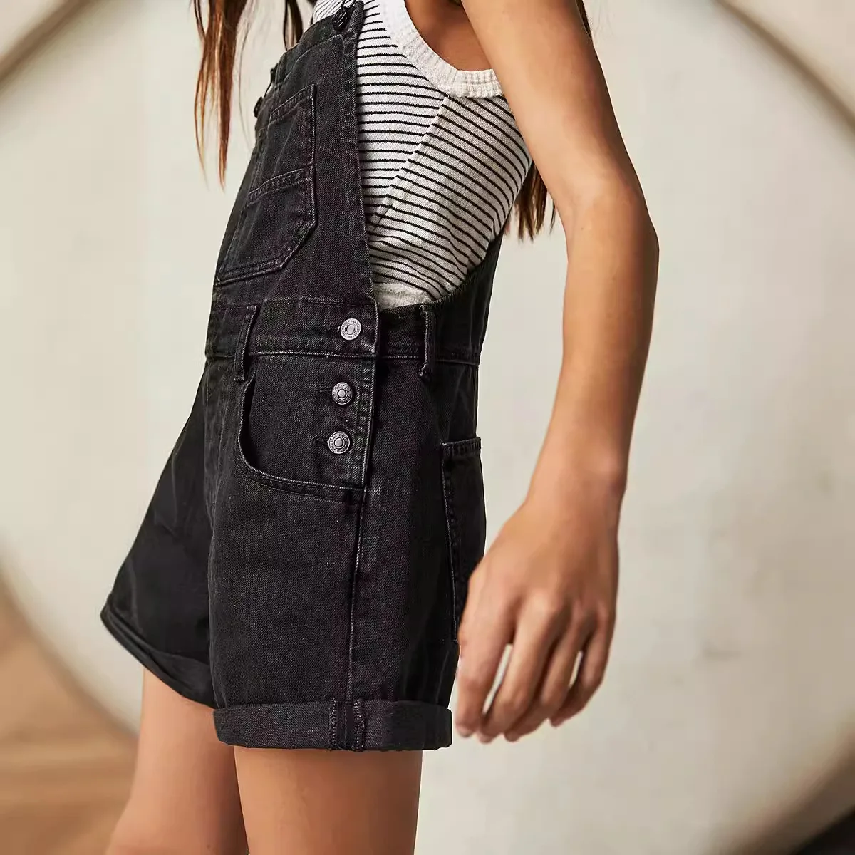 2025 Pantalones cortos de vaquero con correa de color sólido y múltiples bolsillos sueltos estilo diosa de desplazamientos de verano europeo y americano