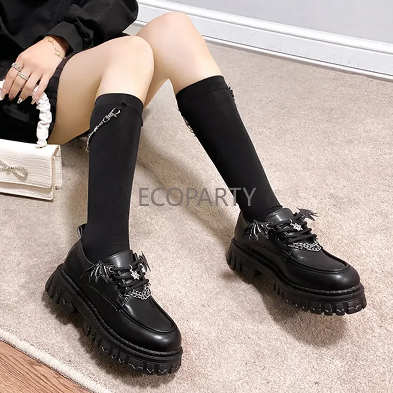 Nowe metalowe łańcuszki Lolita gotyckie buty damskie 2023 letnie skórzane czółenka damskie japońskie mundurki szkolne okrągłe