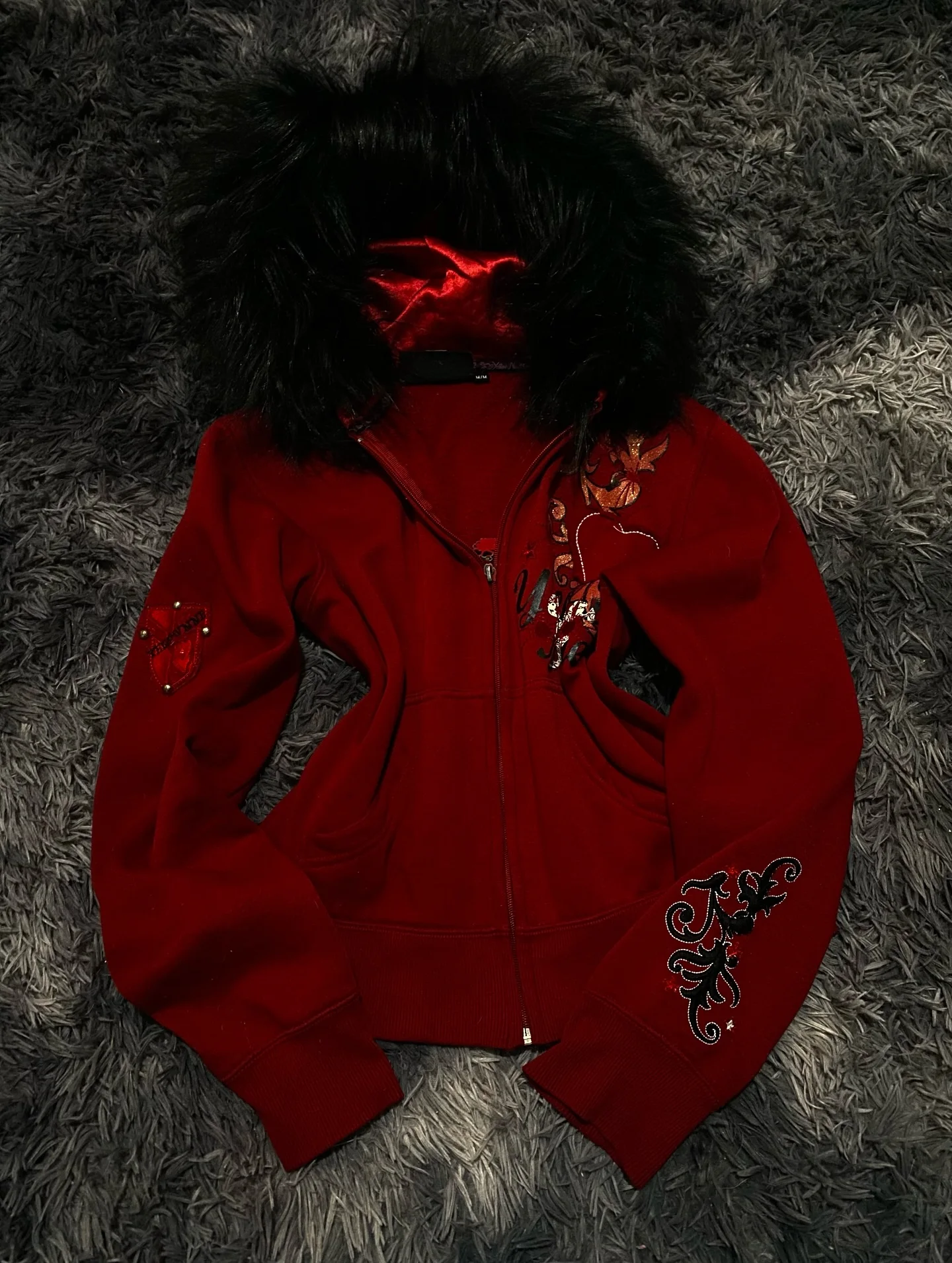 

Женская куртка-худи 2026 в готическом ретро-стиле, бордовая, с меховым воротником, вышивкой в виде сердца и буквенным принтом, на молнии, в уличном стиле, модная