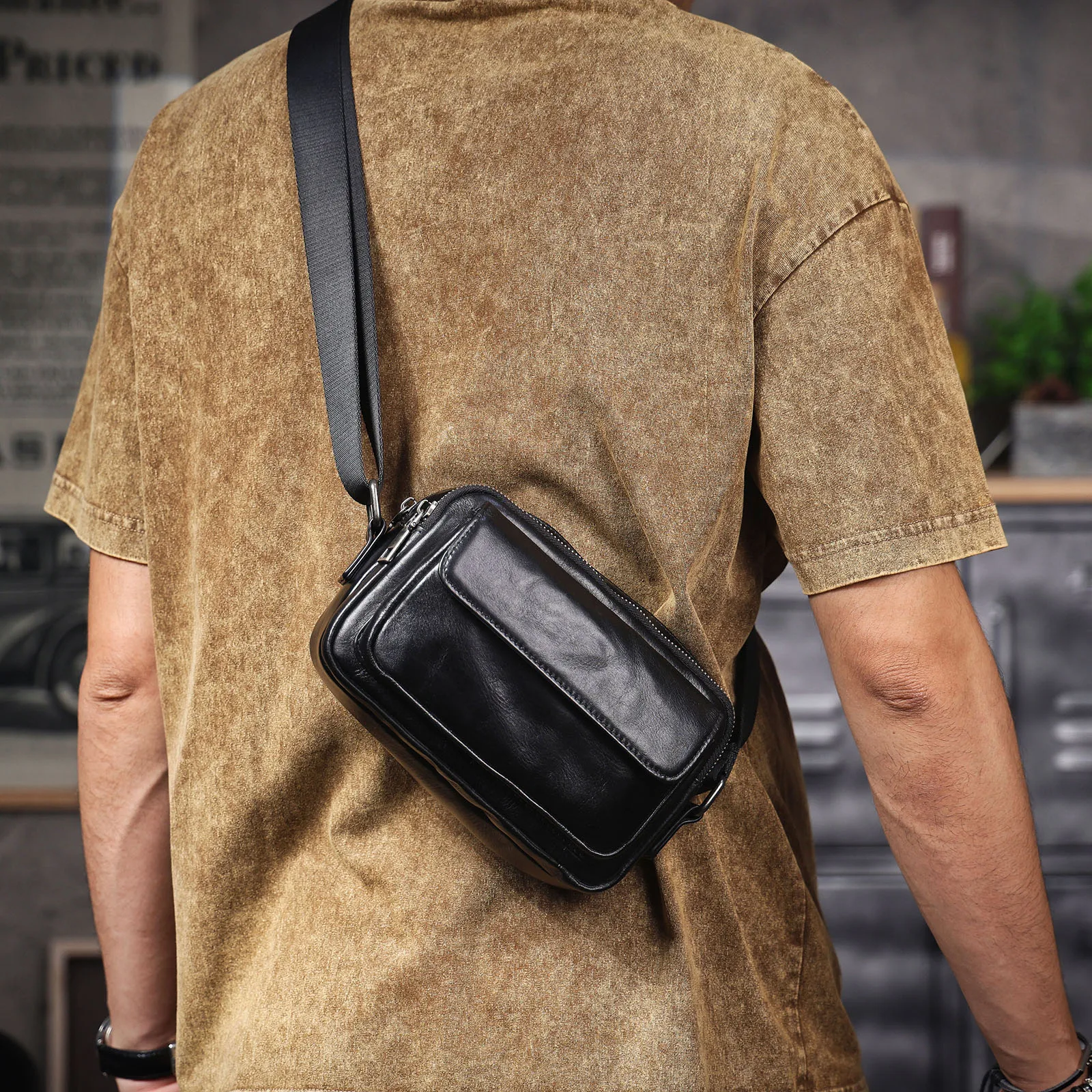 Echte Leder-Brusttasche für Herren, Casual-Umhängetasche aus Rindsleder, Modische Handyhülle, Pflanzlich gegerbtes, gerafftes Leder – Detail 7
