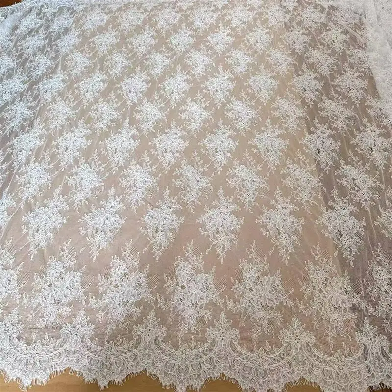 3M. Handgefertigter Spitzenstoff mit Kordelstickerei für Hochzeitskleider, DIY-Nähstoff aus weißer Spitze. Stoff für Brautjungfernkleider. – Detail 7