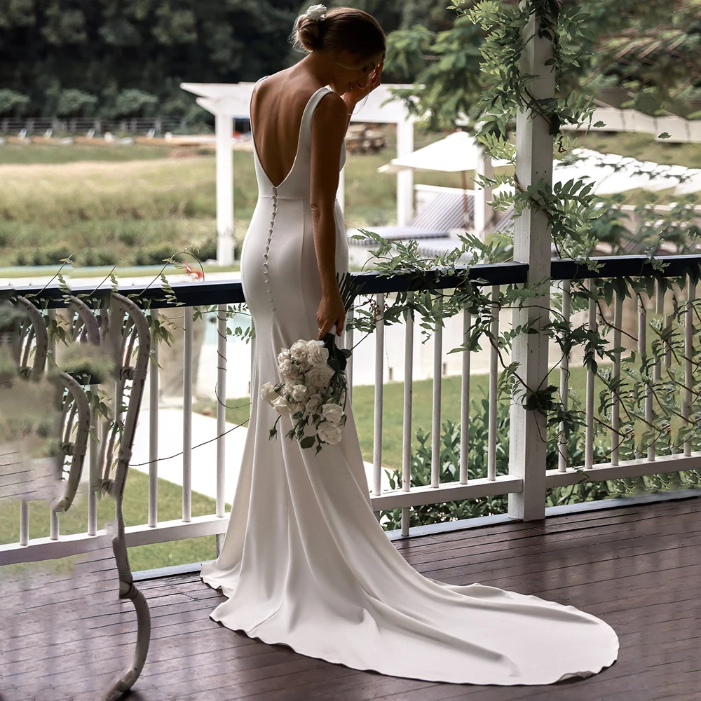 Vestido de novia ajustado de crepé con escote en V y espalda descubierta, vaina favorecedora de corte bajo, vestidos de novia con botones y cuello en V femeninos con abertura alta personalizados