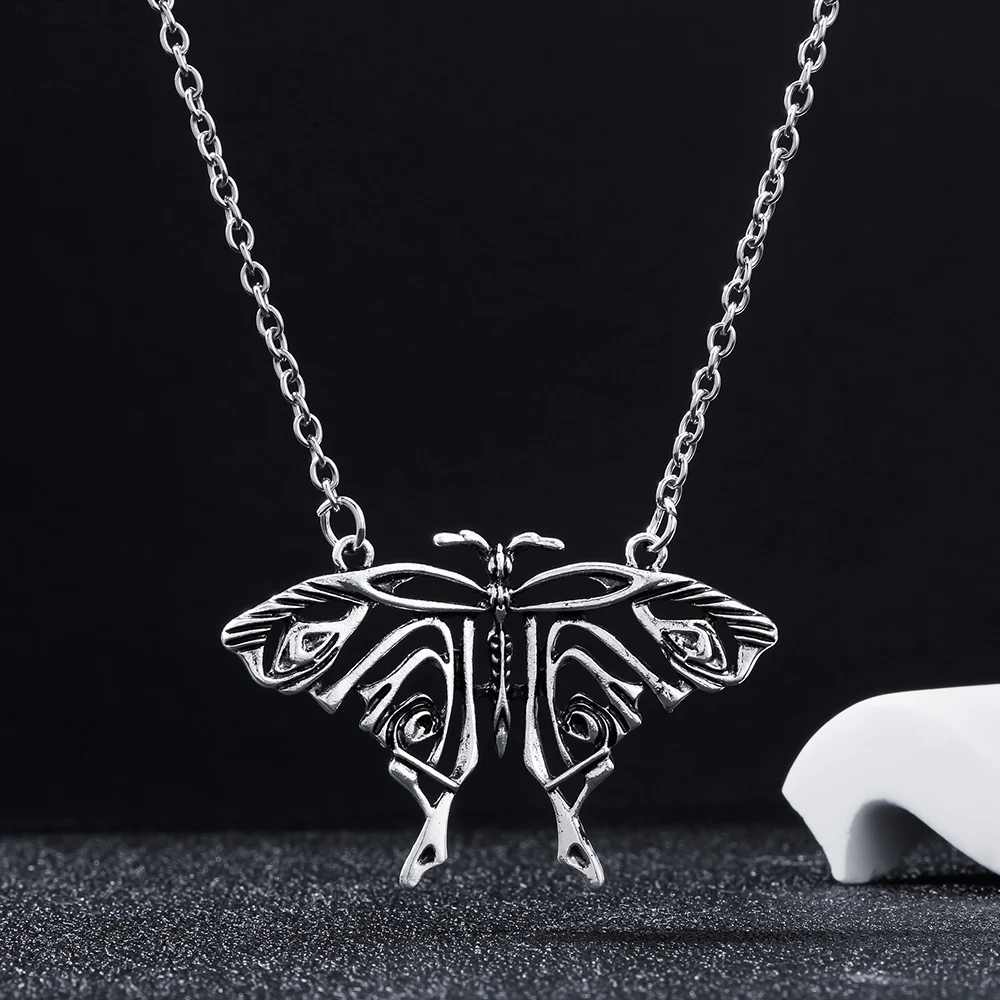 女性のためのレトロなゴシックバタフライペンダントネックレス,中空デザインのネックレス,コスプレジュエリー,女の子のためのクールなアクセサリー,友達への誕生日プレゼント