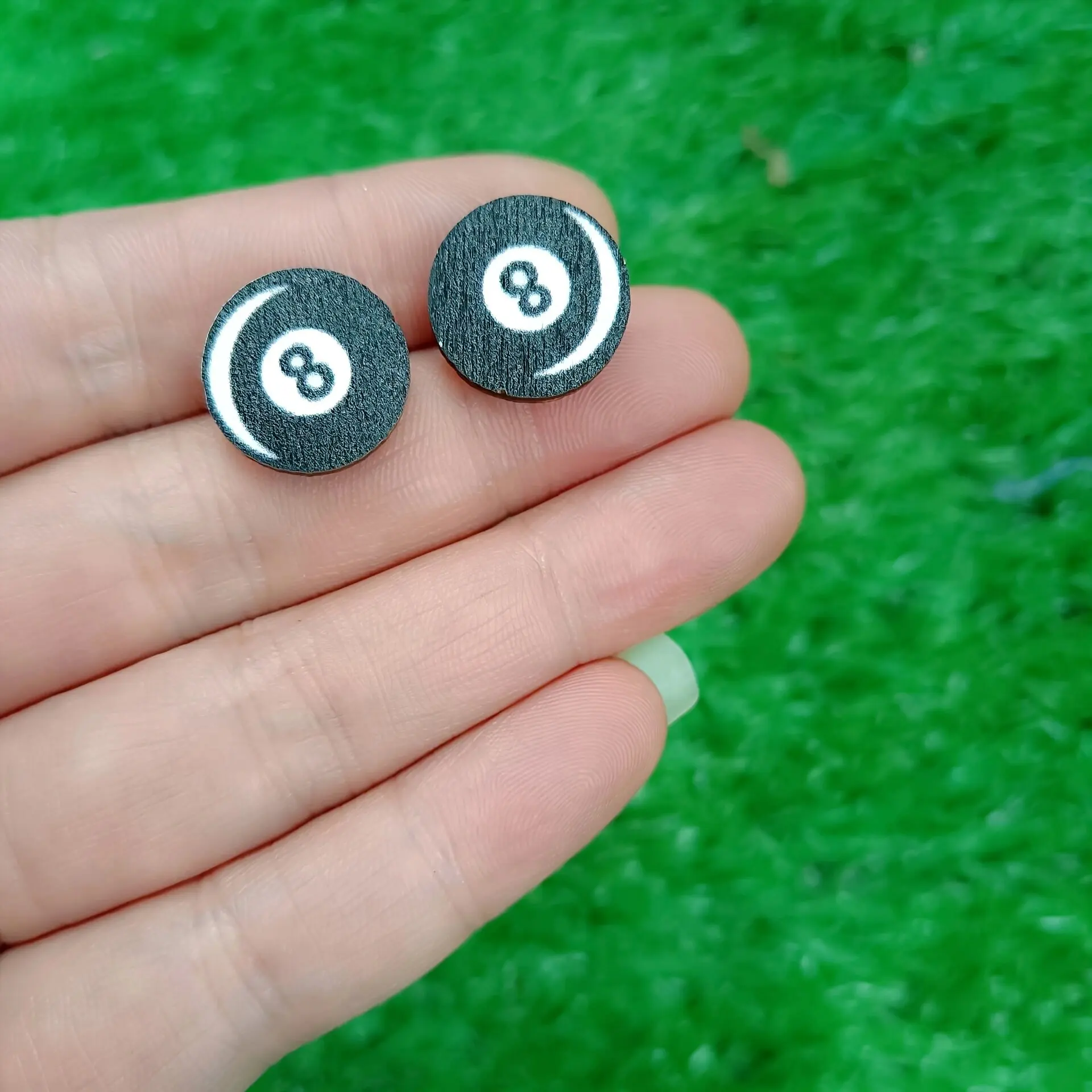 Pendientes mágicos de los años 90 con símbolo de número de la suerte inspirados en negro, 8 bolas de madera, bola de piscina de madera, pendientes de 8 números para jugador de billar divertido