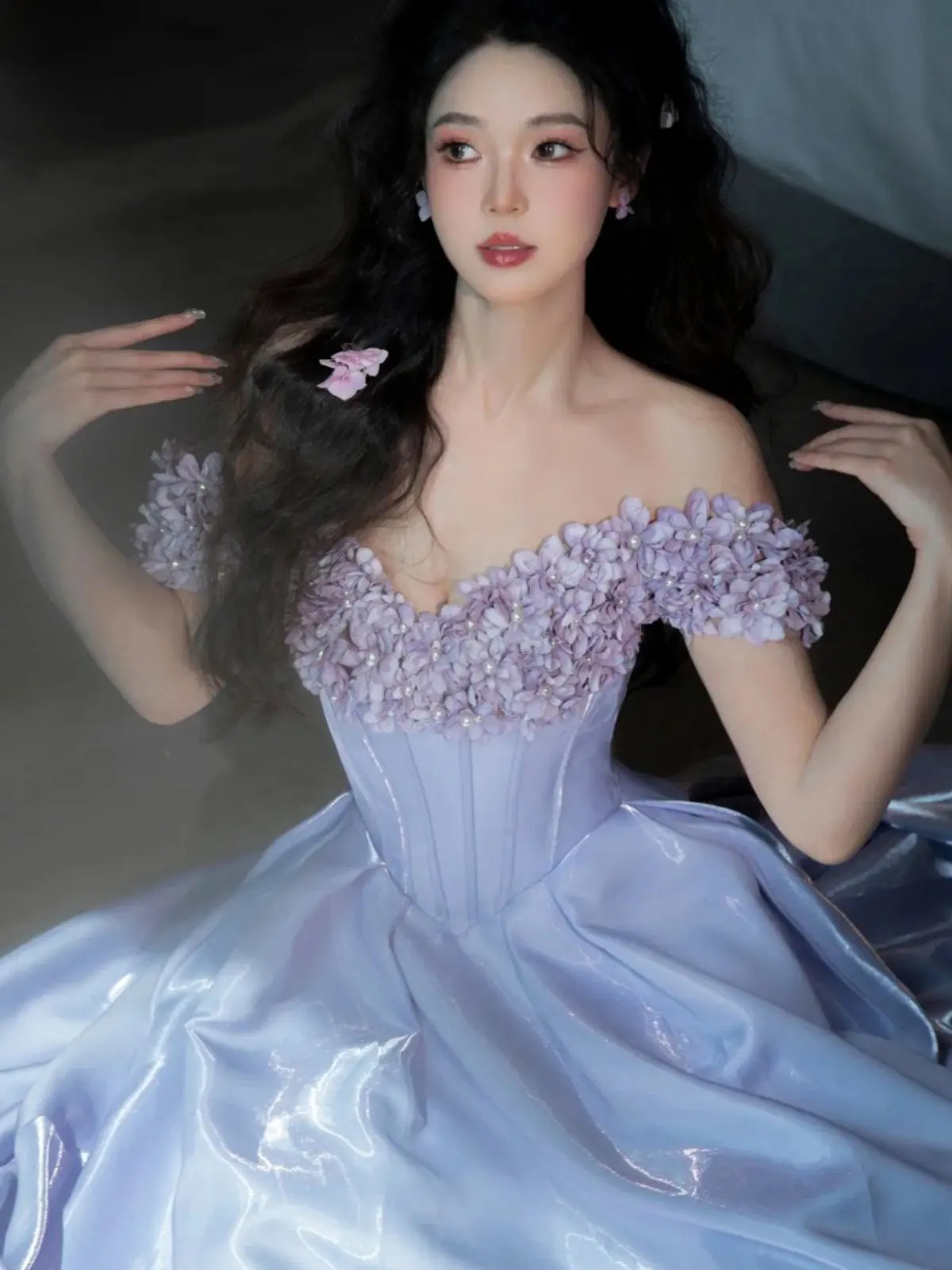 

Фиолетовое вечернее платье с цветочным узором для взрослых: для церемоний, дней рождения, свадеб, помолвок, тостов. Элегантное платье А-силуэта.