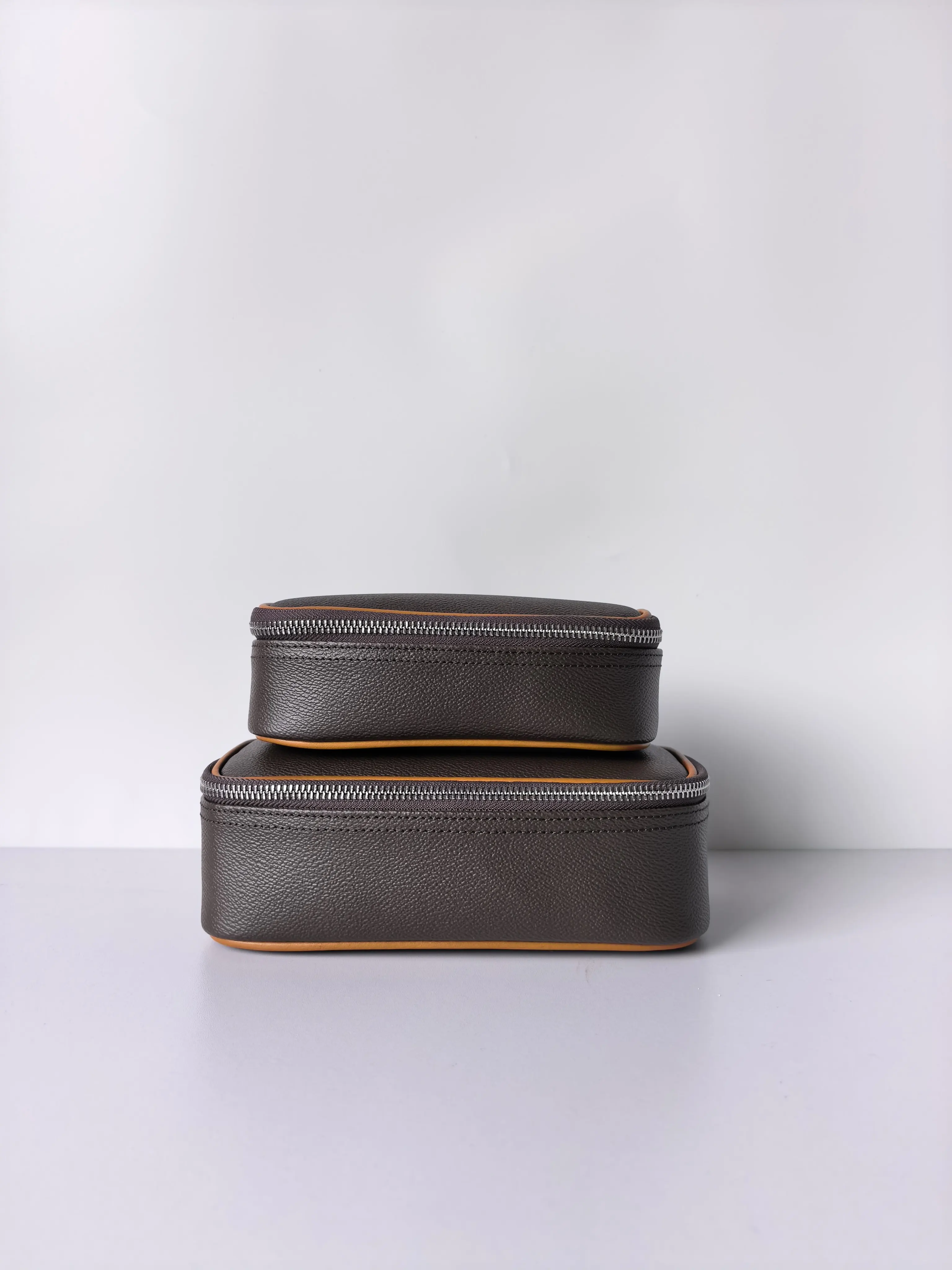 Wasserdichte Kosmetiktasche aus Beschichtetem Canvas mit Echtleder-Besatz, Unisex Reisetasche für Toilettenartikel in Groß und Klein, Organizer-Tasche – Detail 3