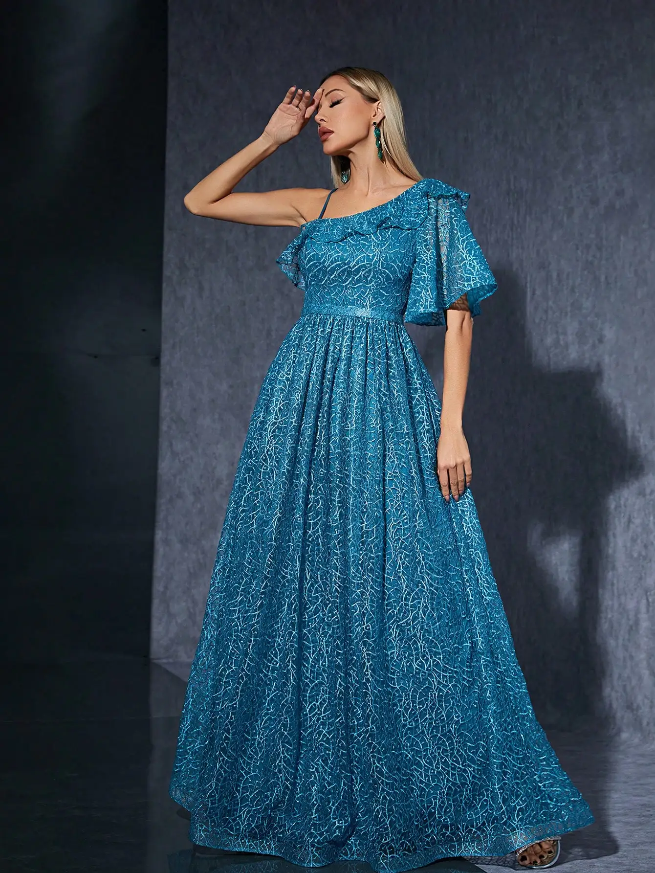 Une robe de soirée haut de gamme avec des épaules inclinées, des feuilles de lotus, des manches mi-coupées sur la poitrine et une dentelle brodée