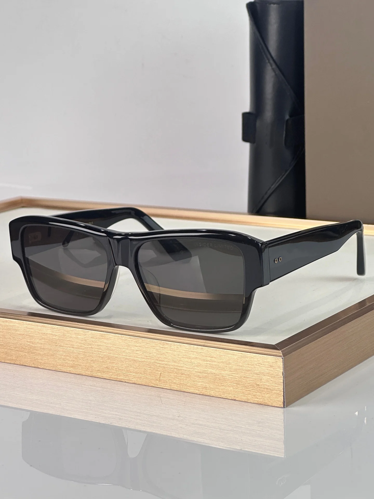 

Высококачественные прямоугольные солнцезащитные очки ADITA Insider Limited Edition DTS706 в коробке