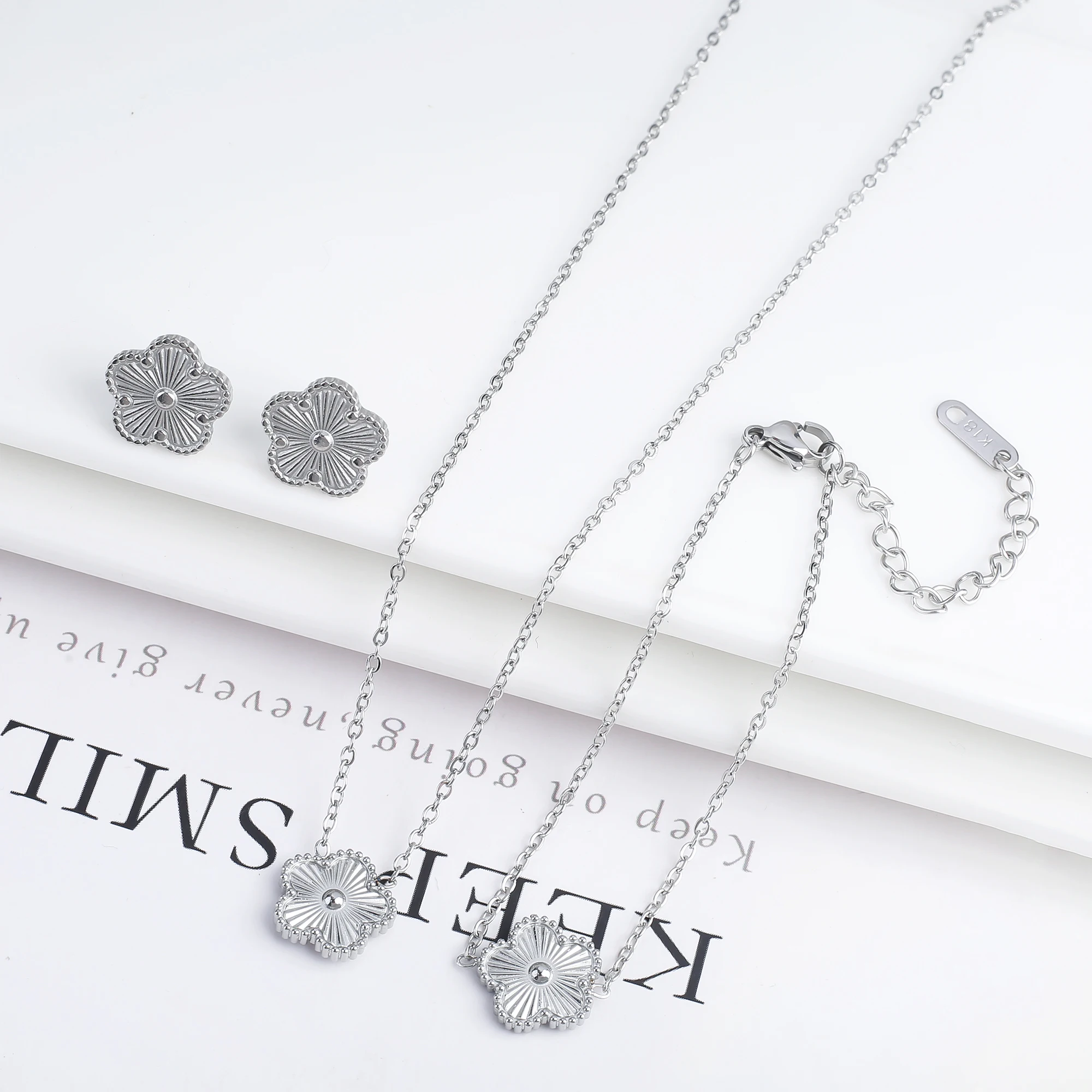 3pc 18k Gold-Plated Five-Leaf Flower Necklace Earrings Bracelet Set