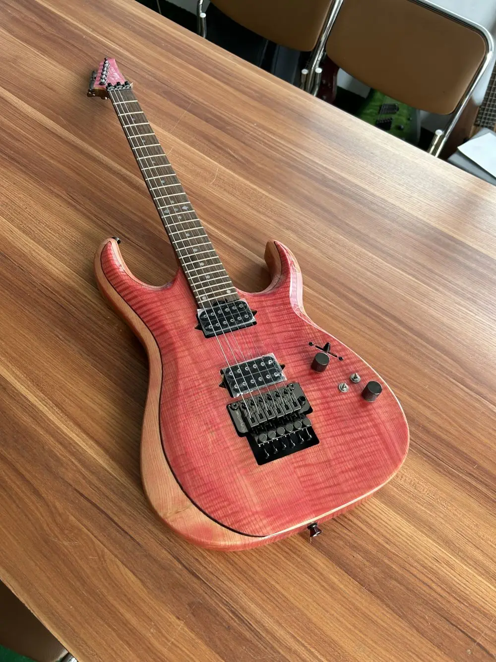 جيتار كهربائي Hooqu Premium مكون من 5 أوتار، نموذج مخصص عالي الأداء مع لمسة نهائية بلون الاندفاع