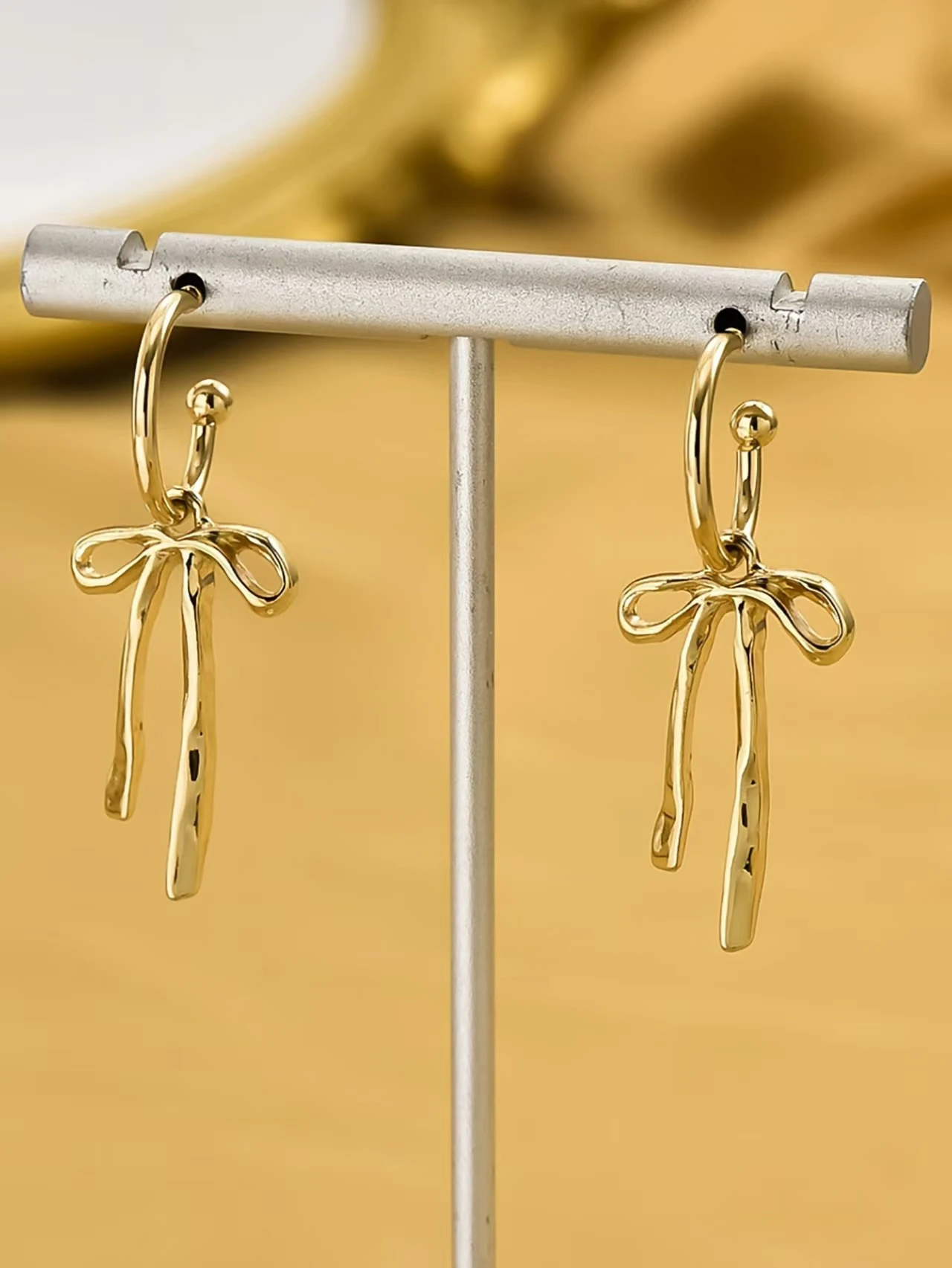 زوج من الأقراط بعقدة فيونكة - ترصيع شرابة ذهبية عتيقة وناعمة ومتعددة الاستخدامات لارتداء المجوهرات اليومية. #5