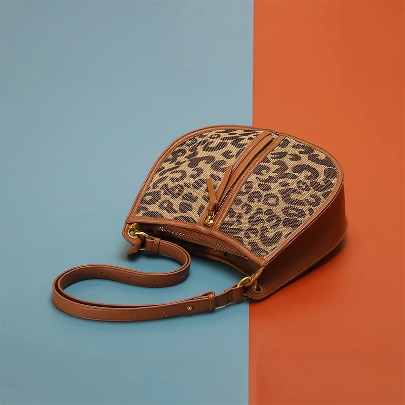 Women Shoulder Bags Microfiber Leather Fashion Fashion Leopard Saddle Bags Zipper Closure Round Bags 9615