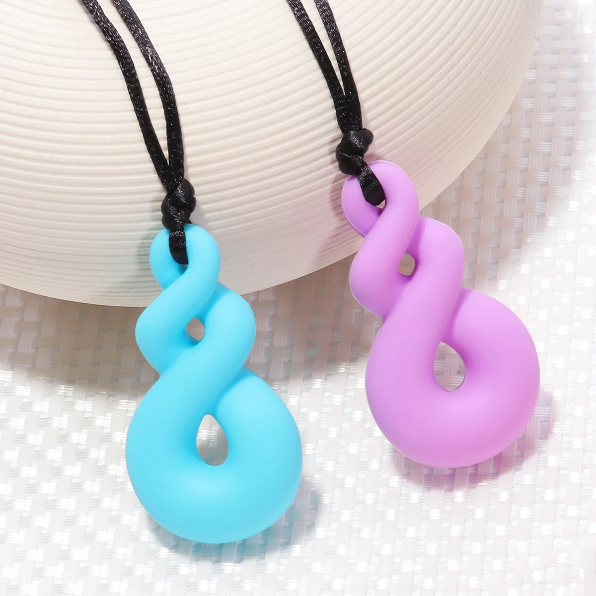 

2Pcs Silicone Chewing Necklaces Sensory Chew Necklace for Autism Oral Stimulation Calming Chew Necklace for Special Needs