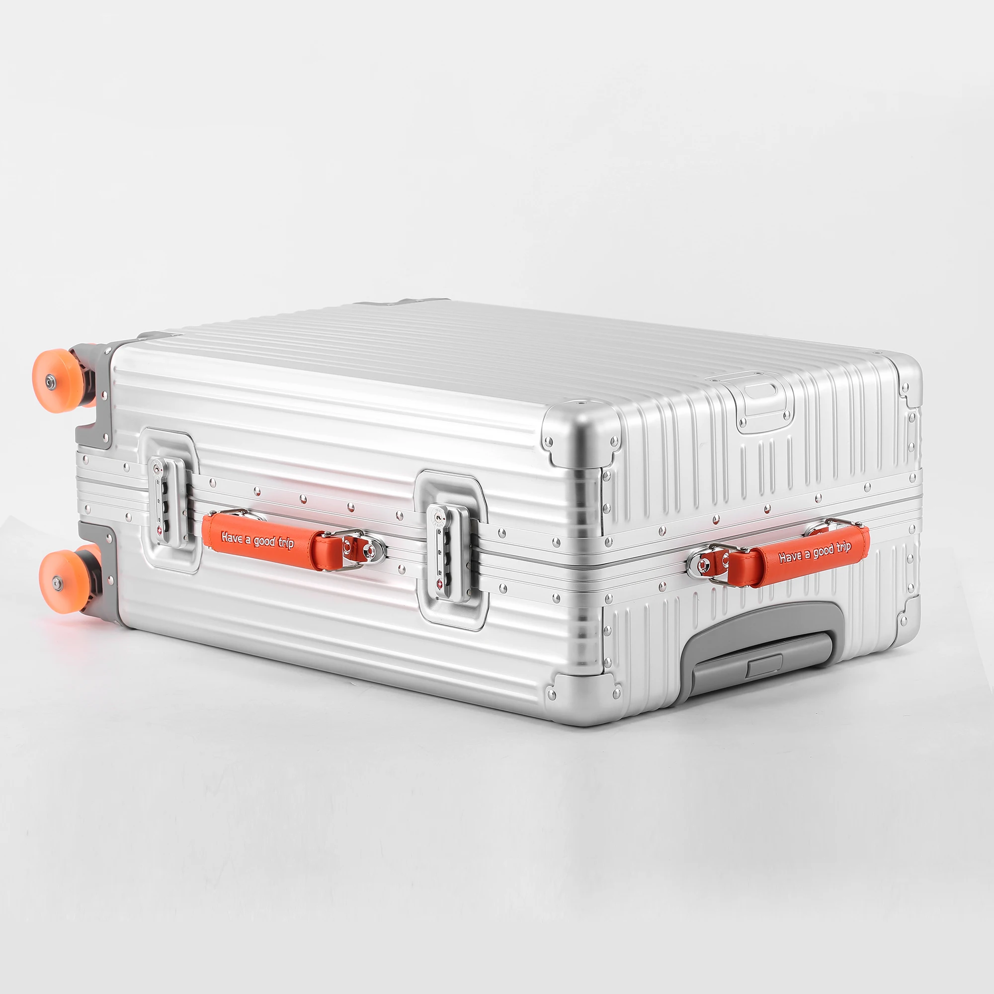 กระเป๋าเดินทางอลูมิเนียมแมกนีเซียมอัลลอยด์ พร้อมกุญแจล็อค TSA  ด้ามจับและมุมทำจากอลูมิเนียมอัลลอยด์ ล้อหมุนเงียบ  บุผ้าพีชสกิน