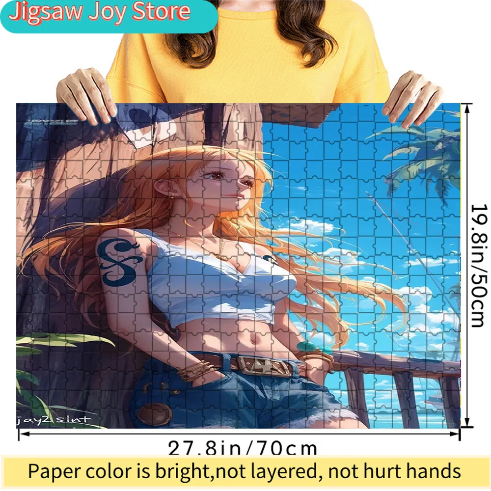 

Пазл из бумаги с изображением Нами из One Piece: длинные оранжевые волосы, синяя татуировка, белый укороченный топ, джинсовые шорты, фон с видом на палубу корабля и тропическое море.