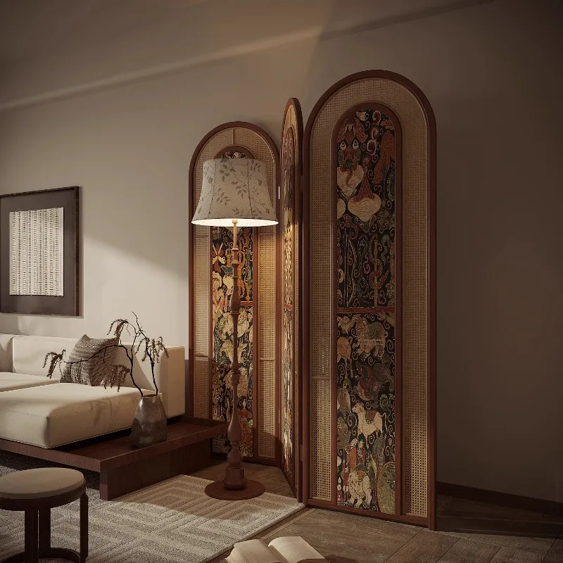 Mampara divisoria móvil plegable de ratán.