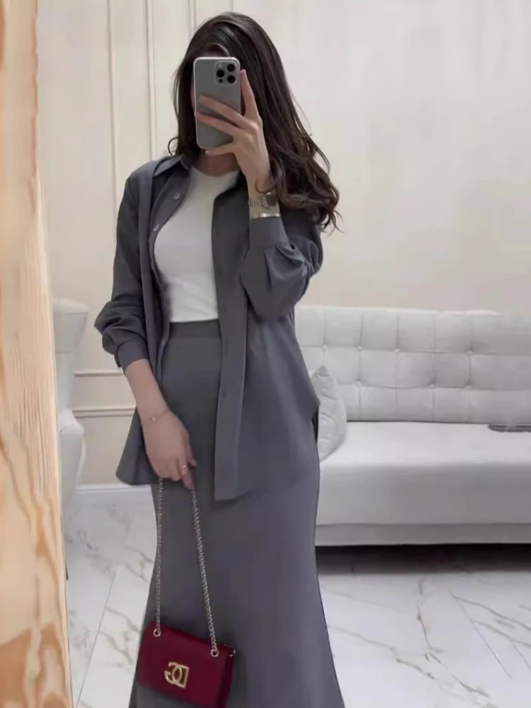 XIAOTANG Set Dua Potong Abu-abu untuk Wanita 2025 Kemeja Lengan Panjang Baru + Setelan Rok Ramping Pinggang Tinggi Pakaian Jalanan Wanita Pakaian Sehari-hari