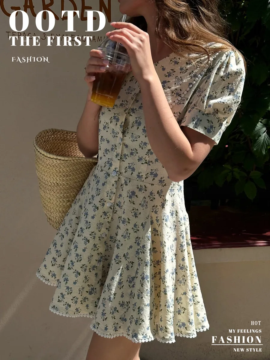 Bornladies 2026 Sommer Neues Blumenmuster Kurzarmkleid Damen Elegantes Figurbetontes Süßes Knopfleisten-Minikleid mit Puffärmeln – Detail 1
