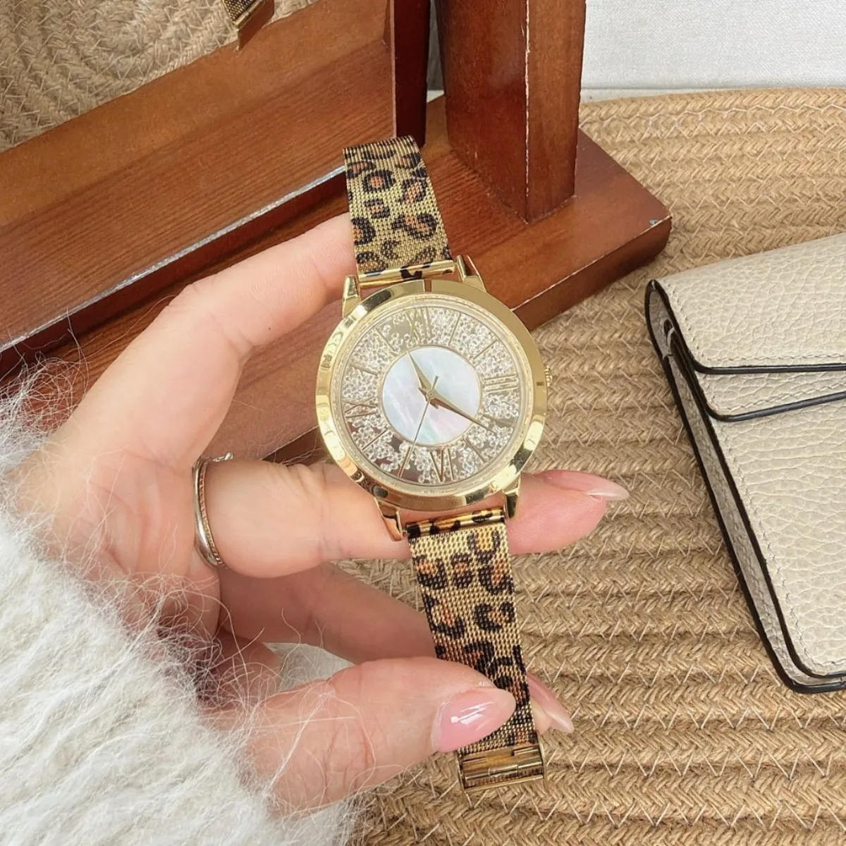 2026 New Arrival Round Large Dial Leopard Print Watch Stainless Steel Strap Gold High-End Women'S Watch Fashion Quartz Watch