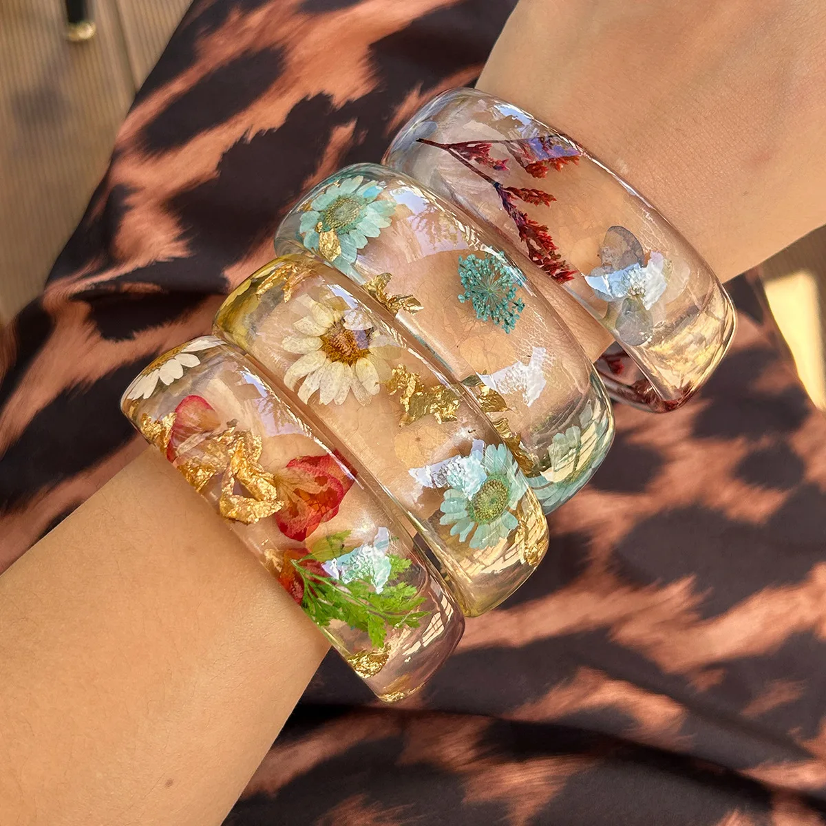 Vintage Transparenter Blumen-Blatt-Acryl-Armreif für Frauen Boho Bunter Getrockneter Blumen-Harz-Armreif Schmuck Geschenk – Detail 10