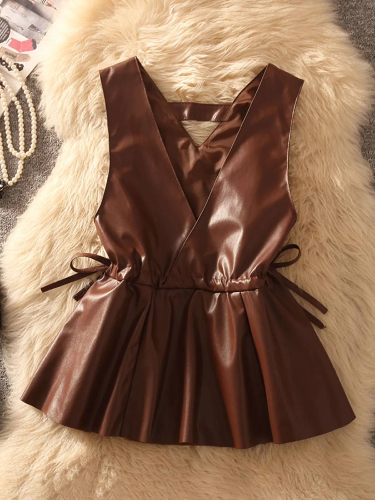 Women's Asymmetric Design Leather Strap Vest Slim Fit Waist Cinched High Fashion Spring Commute Style V-Neck Regular Length