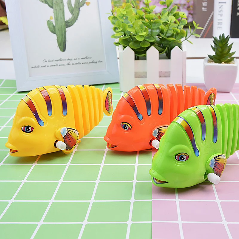 1X Plastic Clockwork Toy Wind-Up Wiggle Fish Toys Running Clockwork Classic Toy Newborn Spring Fish Toy Toys For Children Random