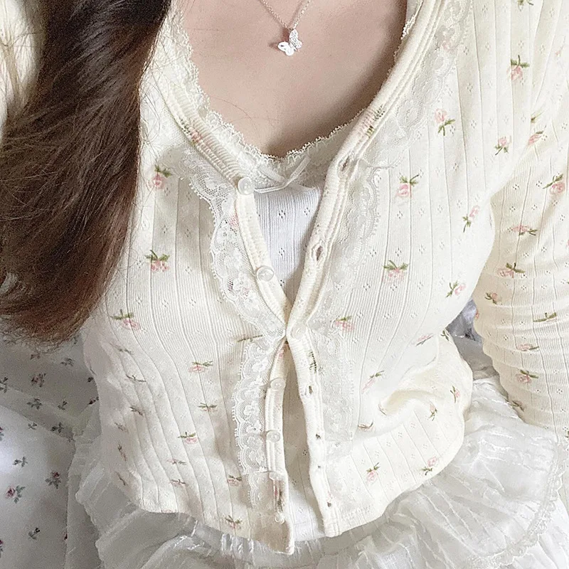 

Белые трикотажные футболки с длинными рукавами и цветочным принтом, кардиган на пуговицах с кружевной отделкой Cutecore, весна 2025 г.