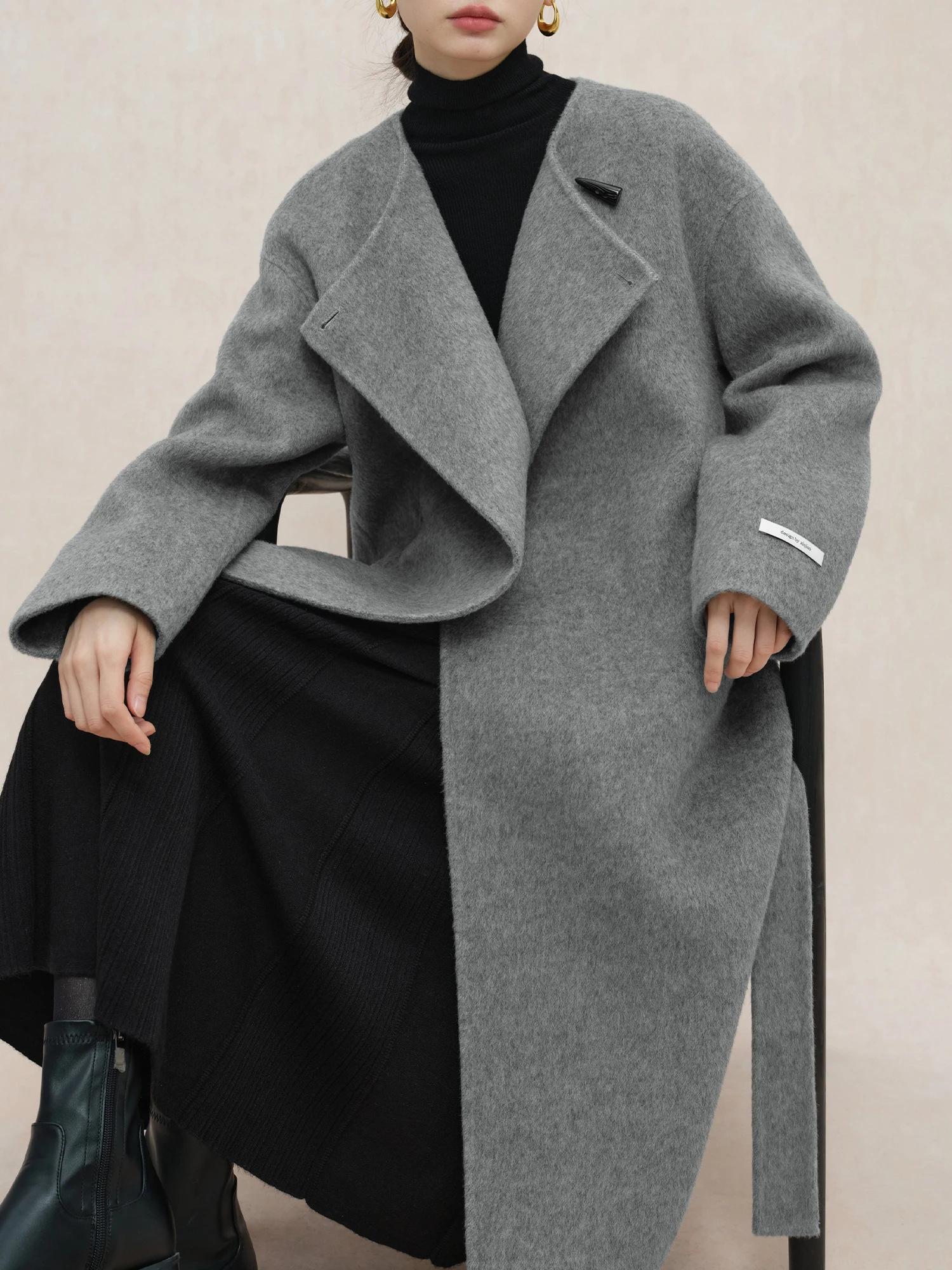 

ZIQIAO【2 Colors】Women Simple Long Woolen Jackets Horn Button Round Neck Black Commuter Winter Long Coat Wool Coats 24ZQ94165