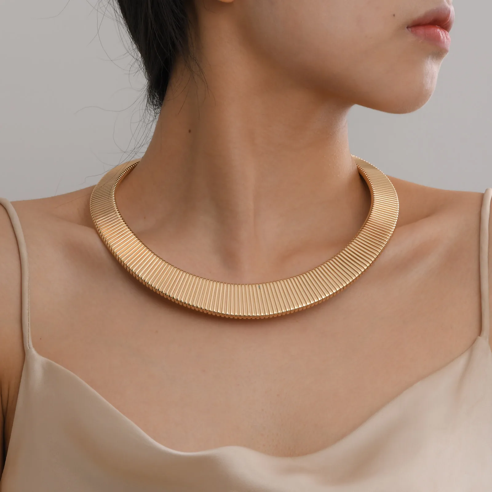 

Chunky Choker Necklace for Women, Striped Flat Snake Collar Exaggerated Necklace with Adjustable Chain Gold Plated Jewelry