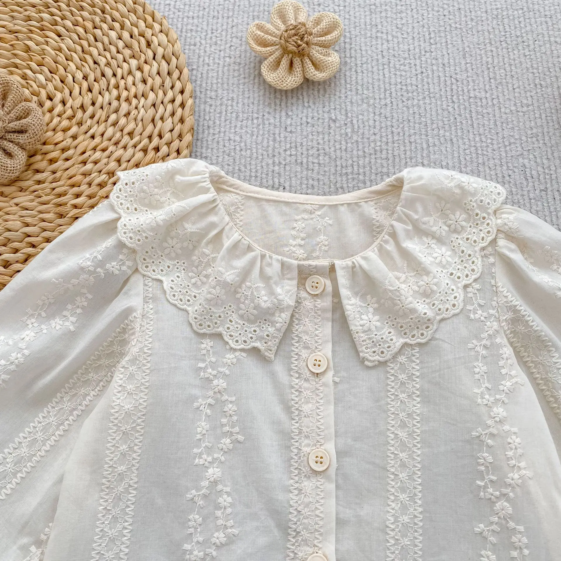 Kleinkind Mädchen Spitzenbluse mit Peter-Pan-Kragen, Vintage-Stickerei, Langarm-Rüschenmanschette, Süße Kinder-Oberteile für Frühling und Herbst – Detail 7