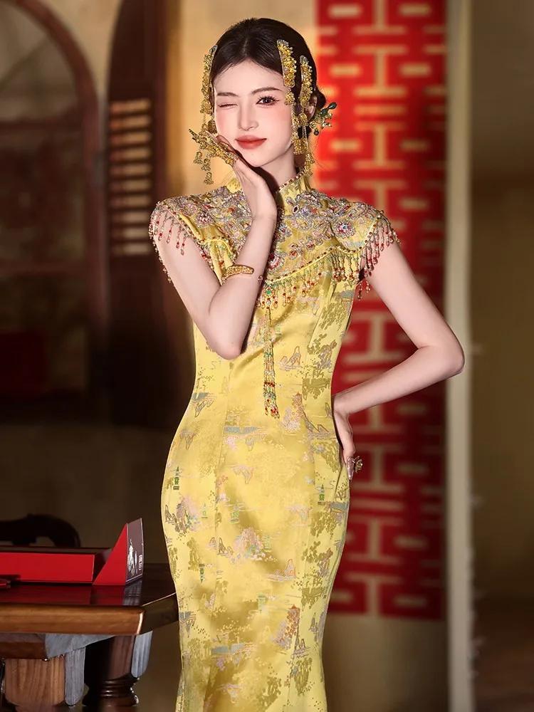 New Chinese-style improved cheongsam style bride's golden toasting dress