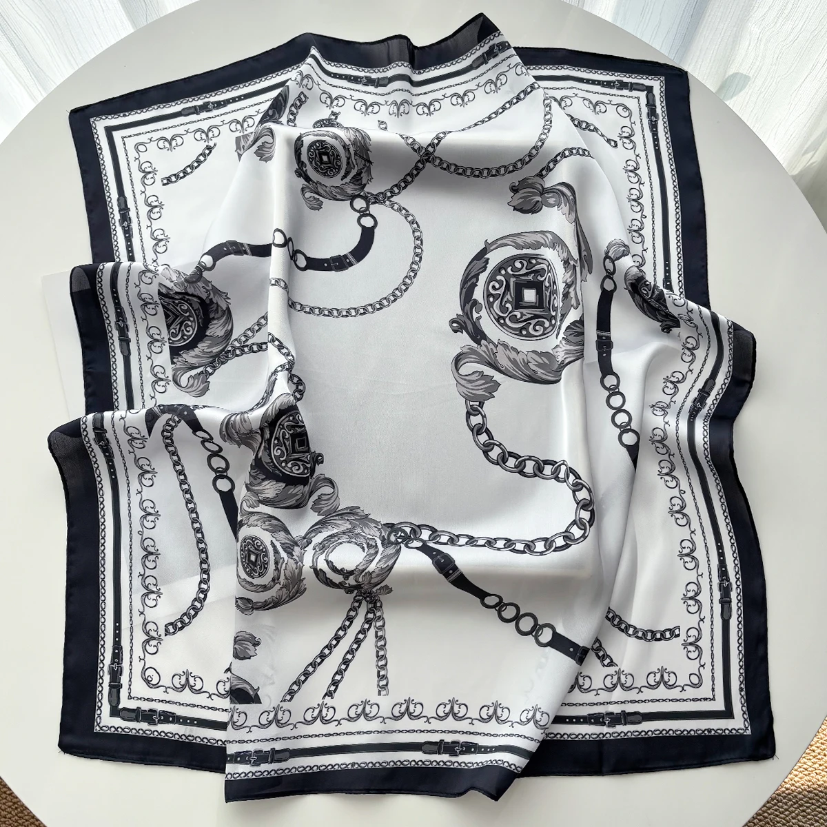 Sciarpa quadrata di lusso per le donne Elegante donna Hijab Stampa a catena Fazzoletto da collo Bandane Primavera Morbida macchia Sciarpe di seta sintetica Scialle