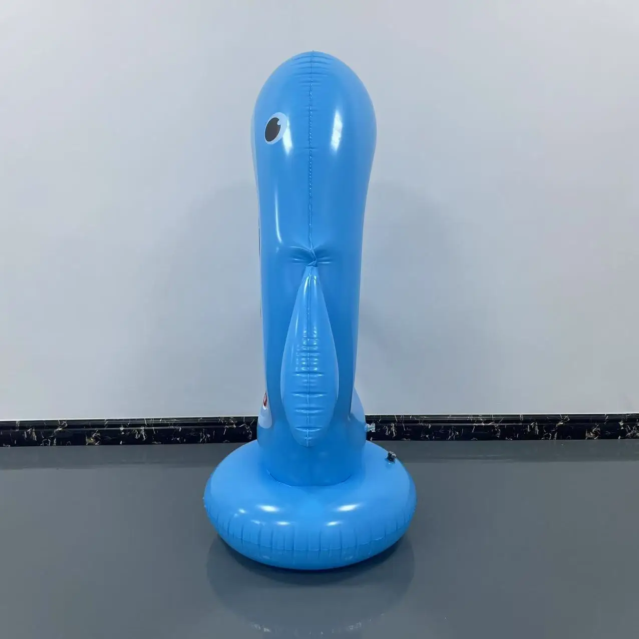 大型インフレータブルプールおもちゃ サメ型ダーツボード 粘着ボール6個付き、スイミングプールフロート、子供と大人に適したウォーターゲーム、ビーチや裏庭での家族での屋外遊び、6～12歳の男の子と女の子に適したクールなパーティーギフト