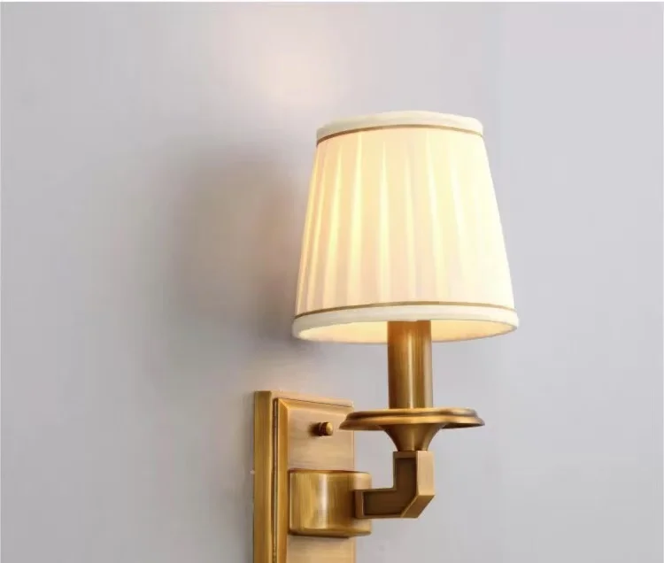 Lâmpadas de parede simples e sofisticadas totalmente em cobre para cenário, escadas e lareiras da sala de estar da villa. Retro, minimalista e elegante.