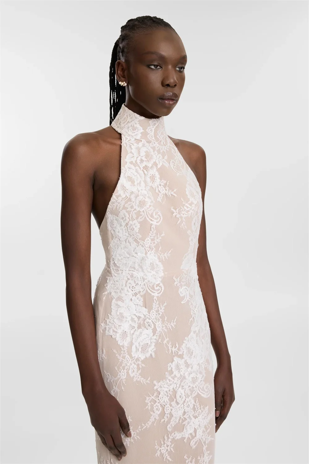 도쿄 맞춤형 화이트 홀터넥 웨딩드레스 민소매 백리스 지퍼 브라이덜 가운 우아한 플로어 길이 웨딩드레스