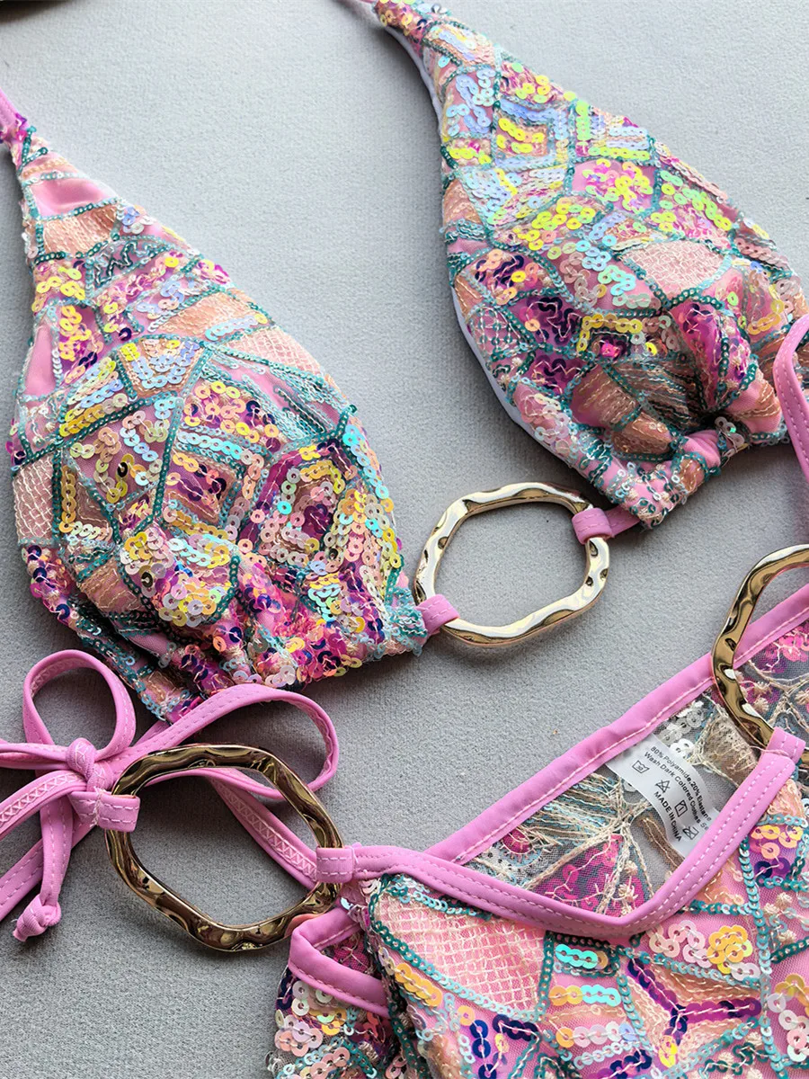 セクシーなピンクの花柄ビキニセット 2025 レディース スパンコールメタルリング連結プッシュアップスカート 3ピース水着 ビーチ水着